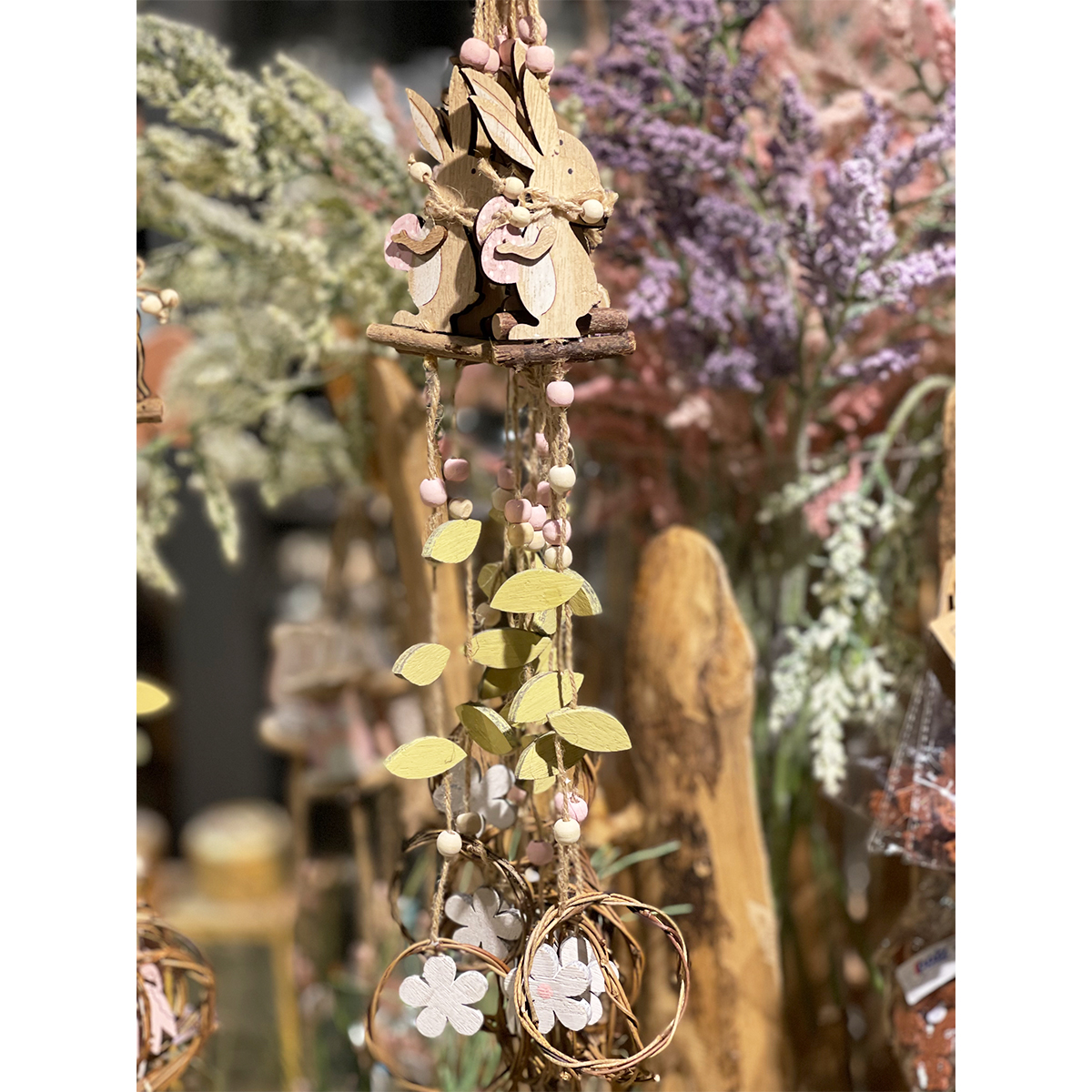 Deko Holzgirlande Hase, Osterhase aus Naturholz mit Ei, Blätter und Blumen, Hänger, 43cm