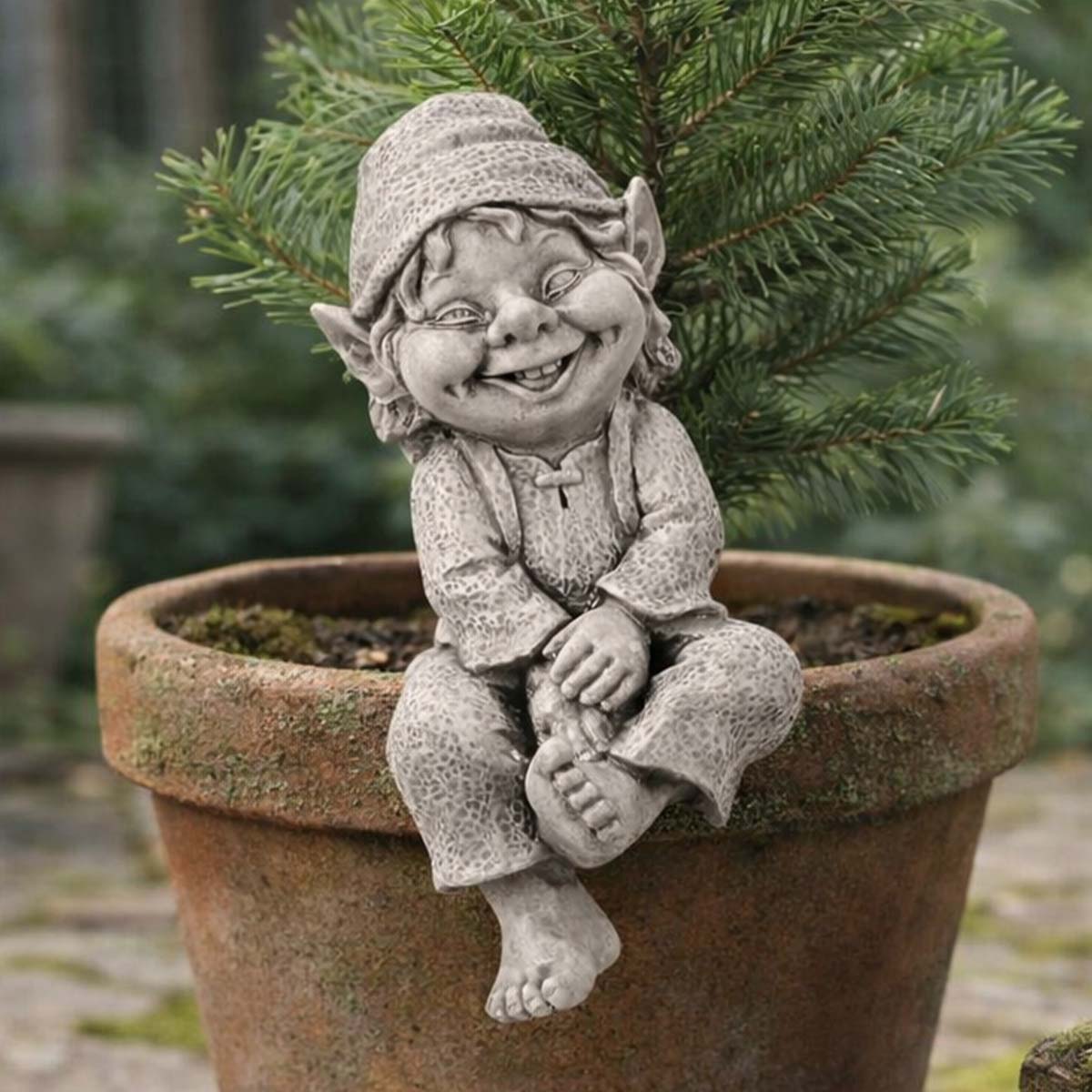 Deko Kantenhocker Gnom, sitzender fröhlicher grauer Gnom 