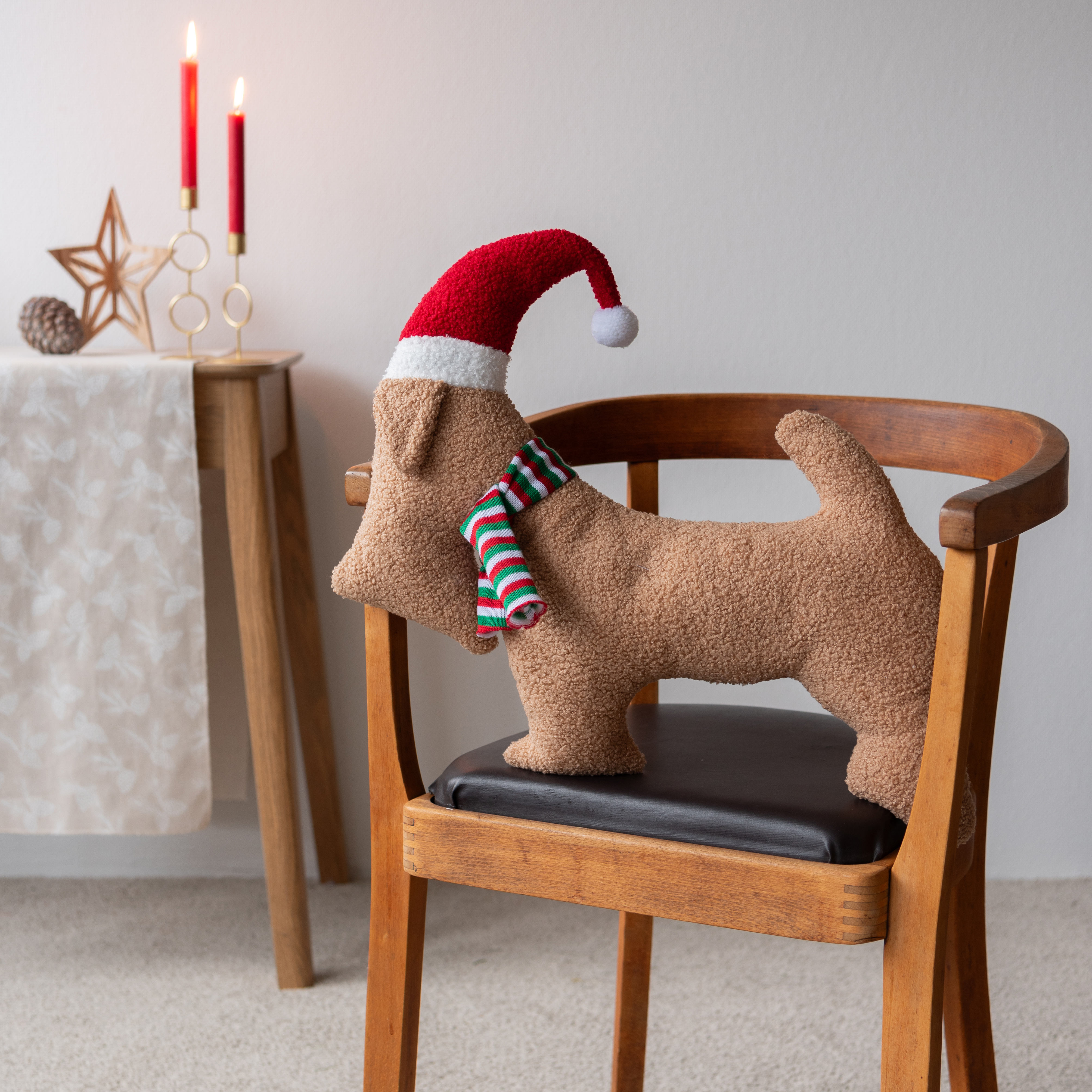 77007-500-71_01J8A2CPPVJC8SYS81AMQRQR68FAlfYUKasILDJ Deko Kissen Santa Dog, Weihnachtshund mit roter Mütze, 40x50cm, Halbach
