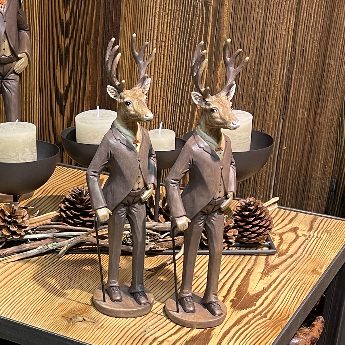 68743-13 Deko Hirsch Mr Deer Antik, stattlicher Hirsch im Frack und Gehstock, 32cm