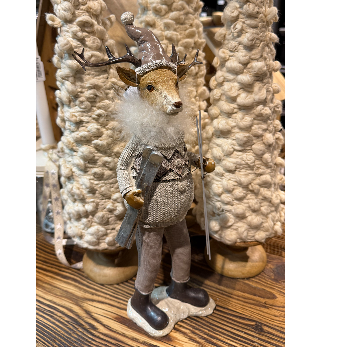 Deko Hirsch Skifahrer creme-braun, Polyhirsch mit geschulterten Ski