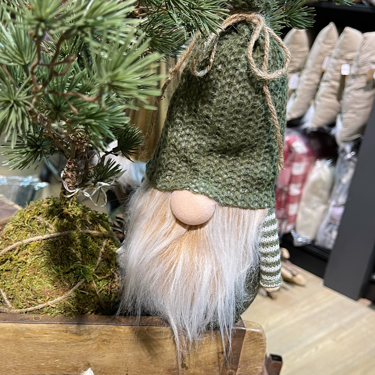 Deko Wichtel, kleiner Weihnachtswichtel mit Kaffeebecher to go, 28cm