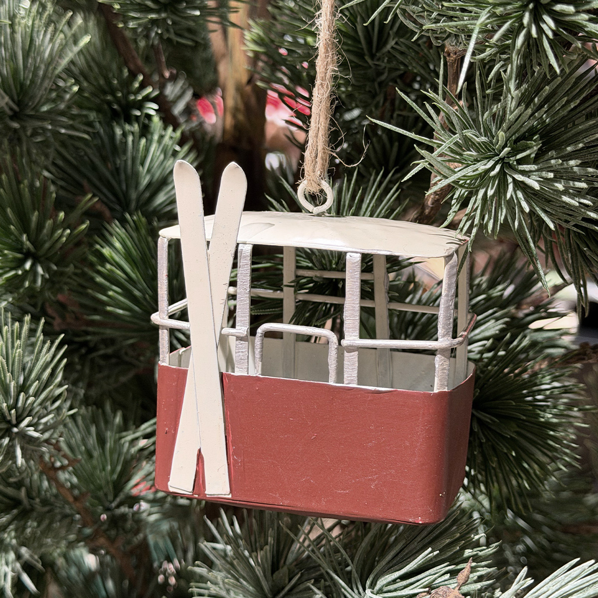 Deko Gondel dunkles rot, weiße Ski, Seilbahn, Skigondel aus Metall, 7x5x11cm