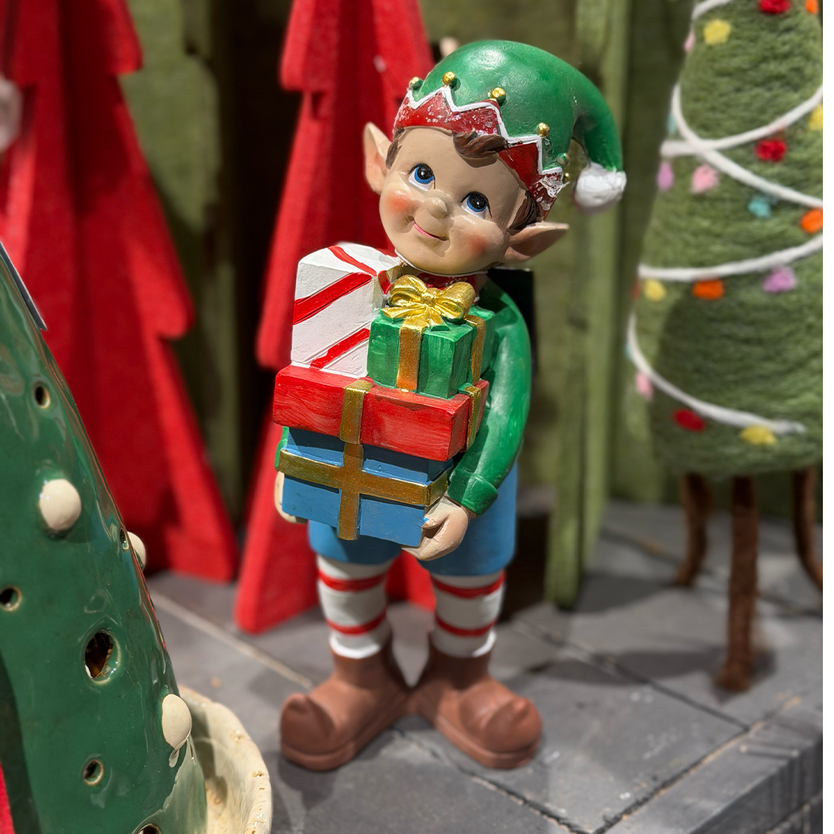 Deko Weihnachtselfe, Elfe mit Geschenke, 22cm