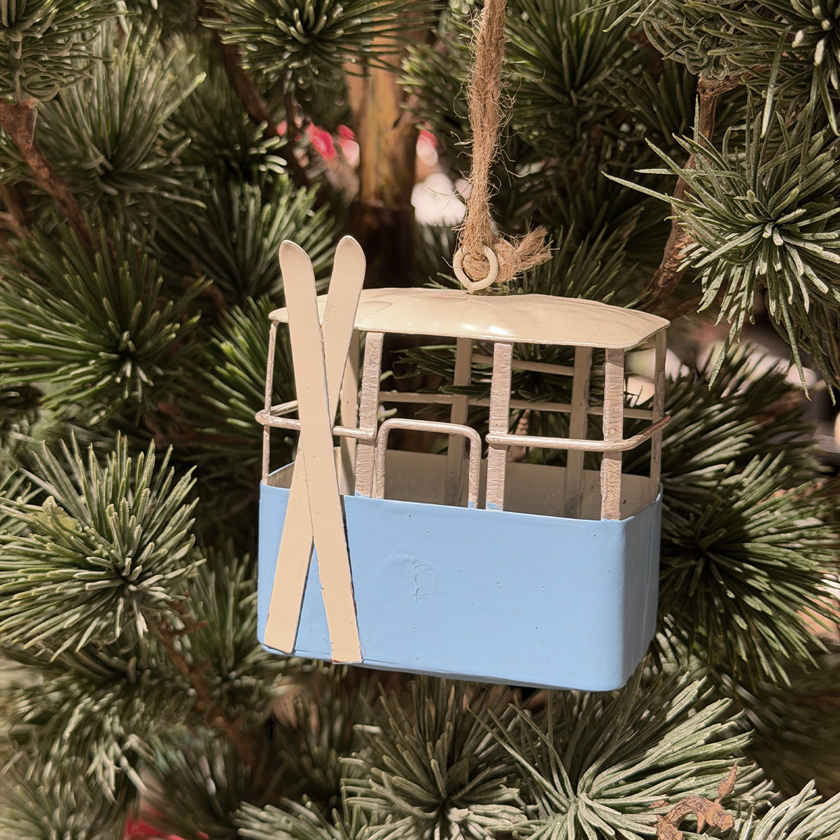 Deko Gondel hellblau, weiße Ski, Seilbahn, Skigondel aus Metall, 7x5x11cm