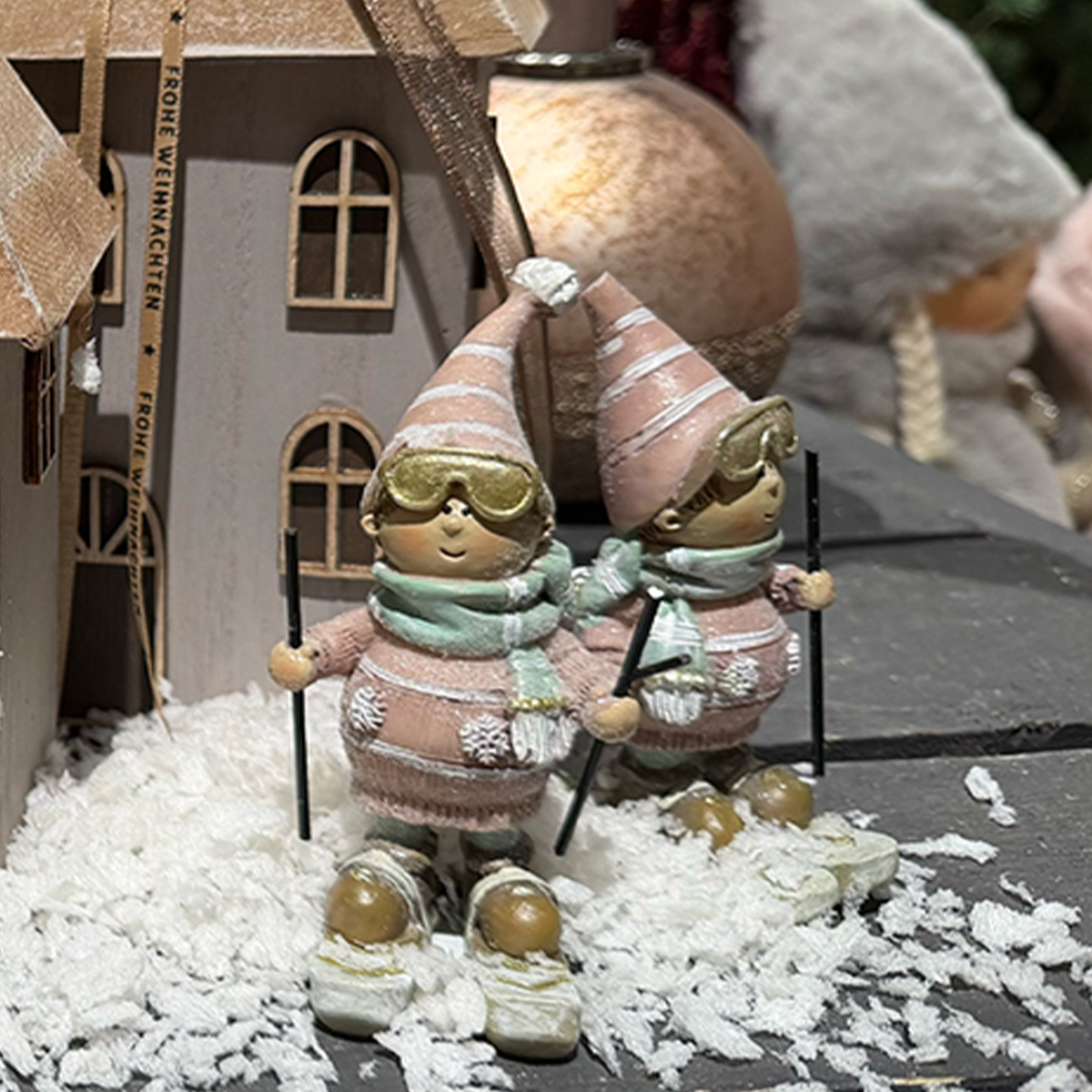 Dekofigur Skifahrer mit Skibrille, Winterkind mit Ski und Riesenpulli, 10cm