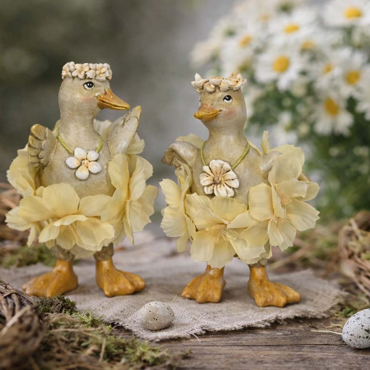 Deko Ente mit Blumenrock, putzige Poly-Ente mit Blütenkranz, 11cm