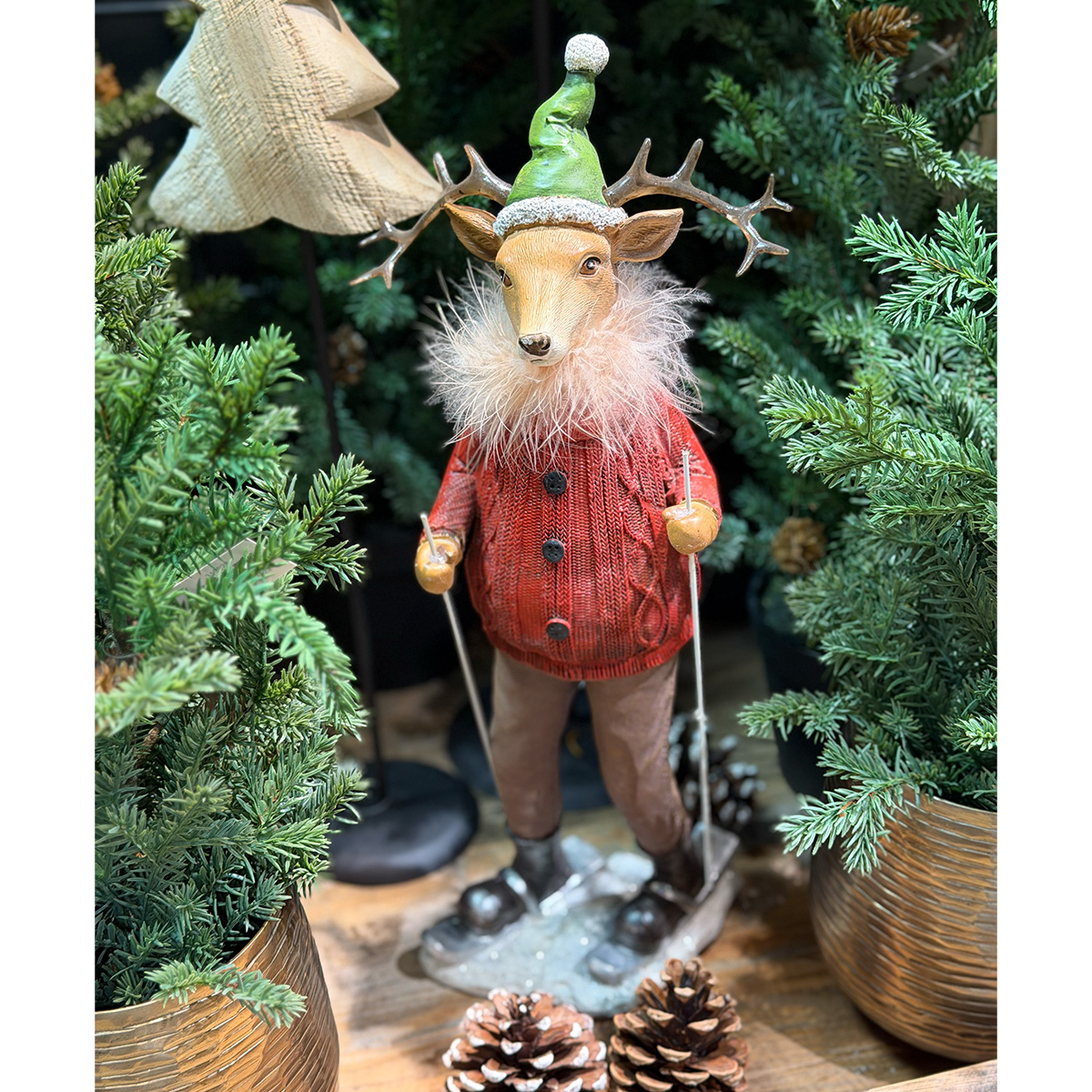 Deko Hirsch Skifahrer rot-grün, Polyhirsch mit Ski