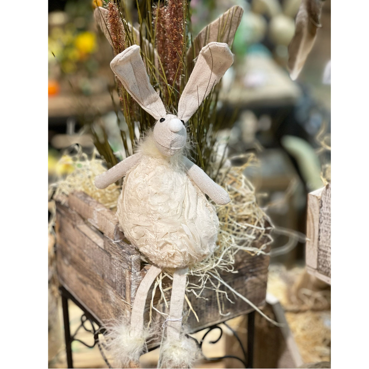 Deko Hase mit Blumenkleid Boho, Tüllblumen und Schlackerbeine, 36cm