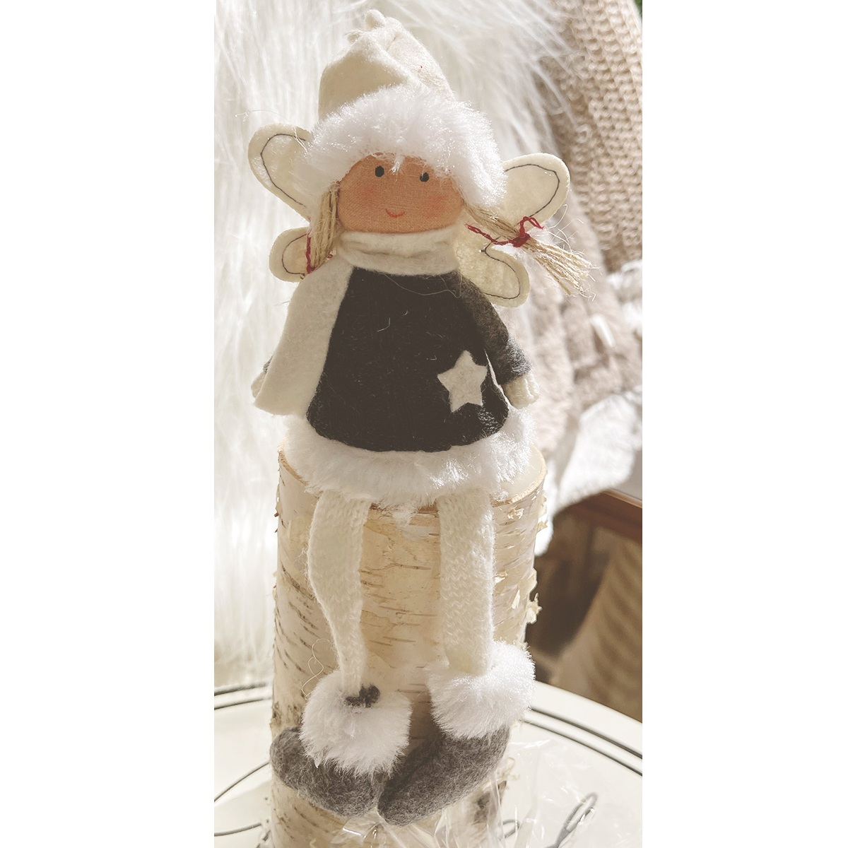 Deko Engel mit Strickkleid, Winterpüppchen gestrickt, Schlackerbeine, grau-weiß, 18cm, Kantenhocker
