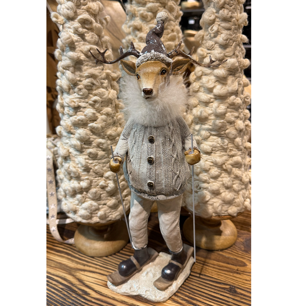 Deko Hirsch Skifahrer creme-braun, Polyhirsch auf Ski