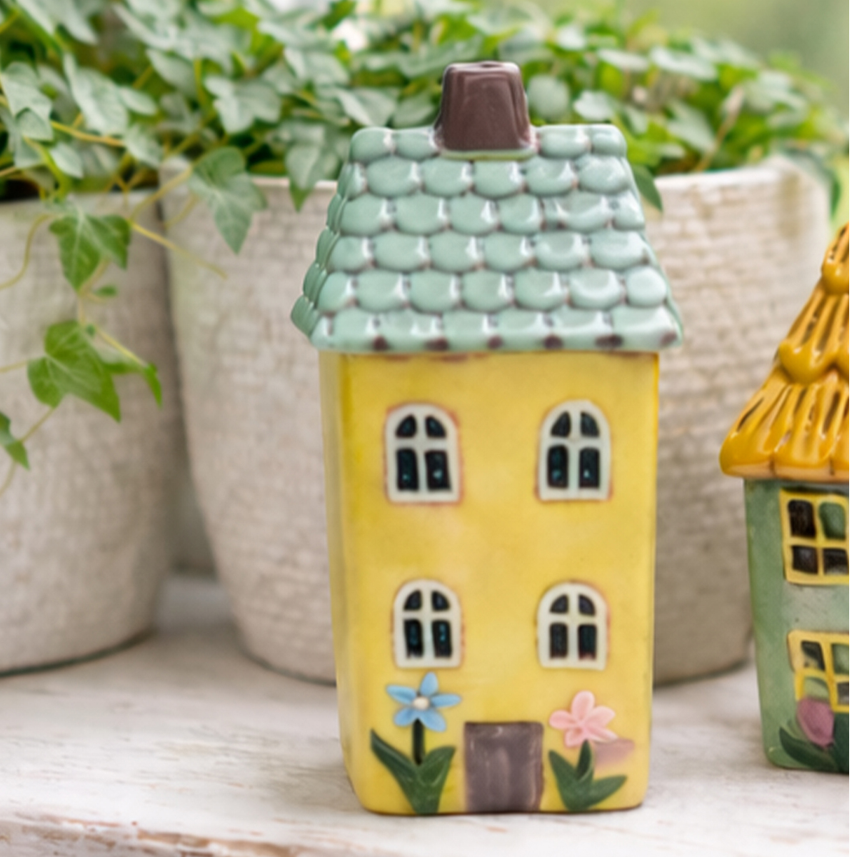 Windlicht Haus gelb, putziges Keramikhaus mit Blumentopf und grünem Dach, 16cm