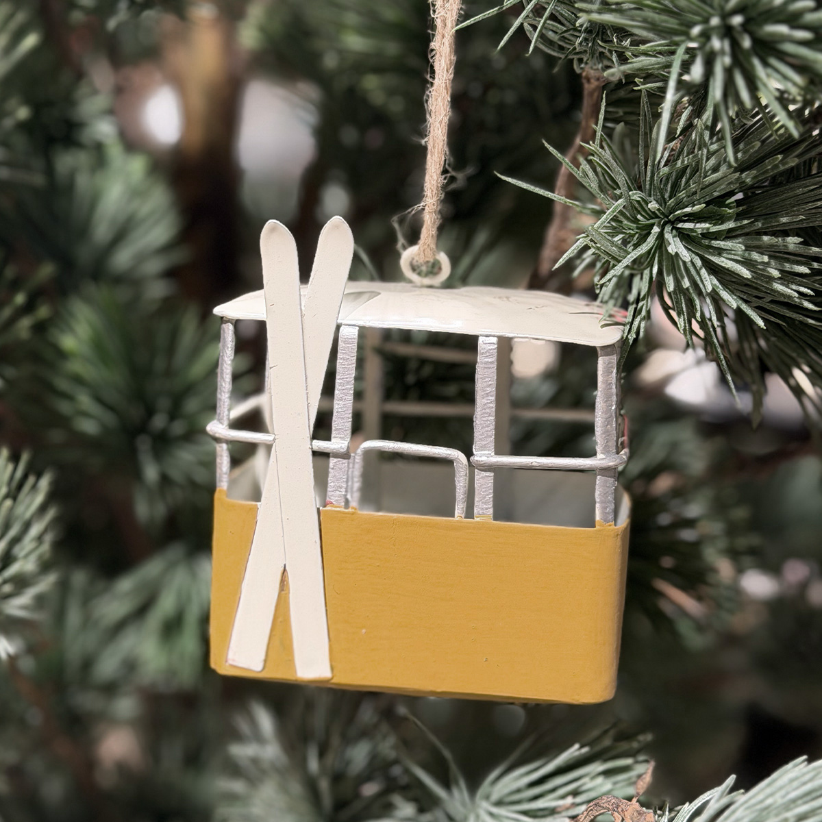 Deko Gondel gelb, weiße Ski, Seilbahn, Skigondel aus Metall, 7x5x11cm