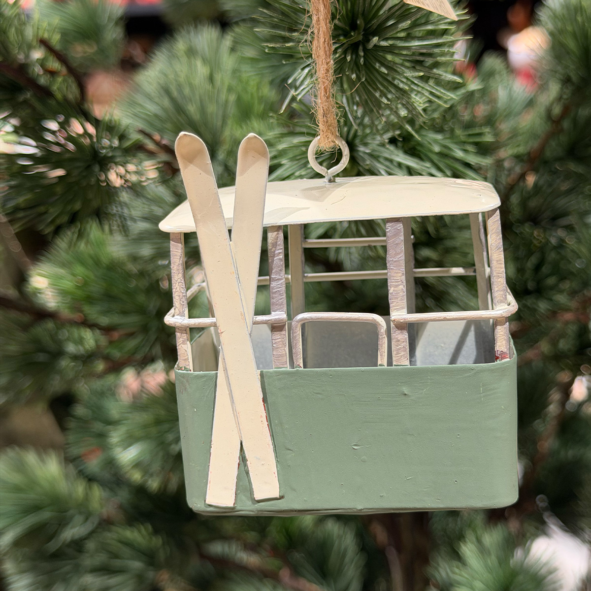 Deko Gondel salbeigrün, weiße Ski, Seilbahn, Skigondel aus Metall, 7x5x11cm