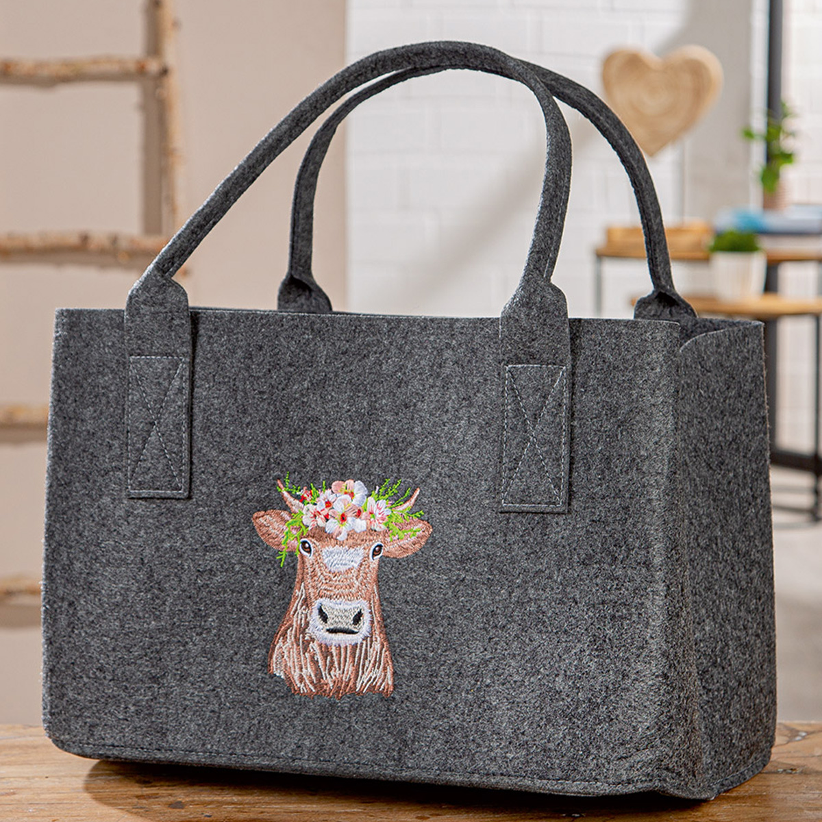 Shopper Kuh Adelheid, Filztasche mit Henkel und Kuhmotiv bestickt, 26x40cm, Gilde