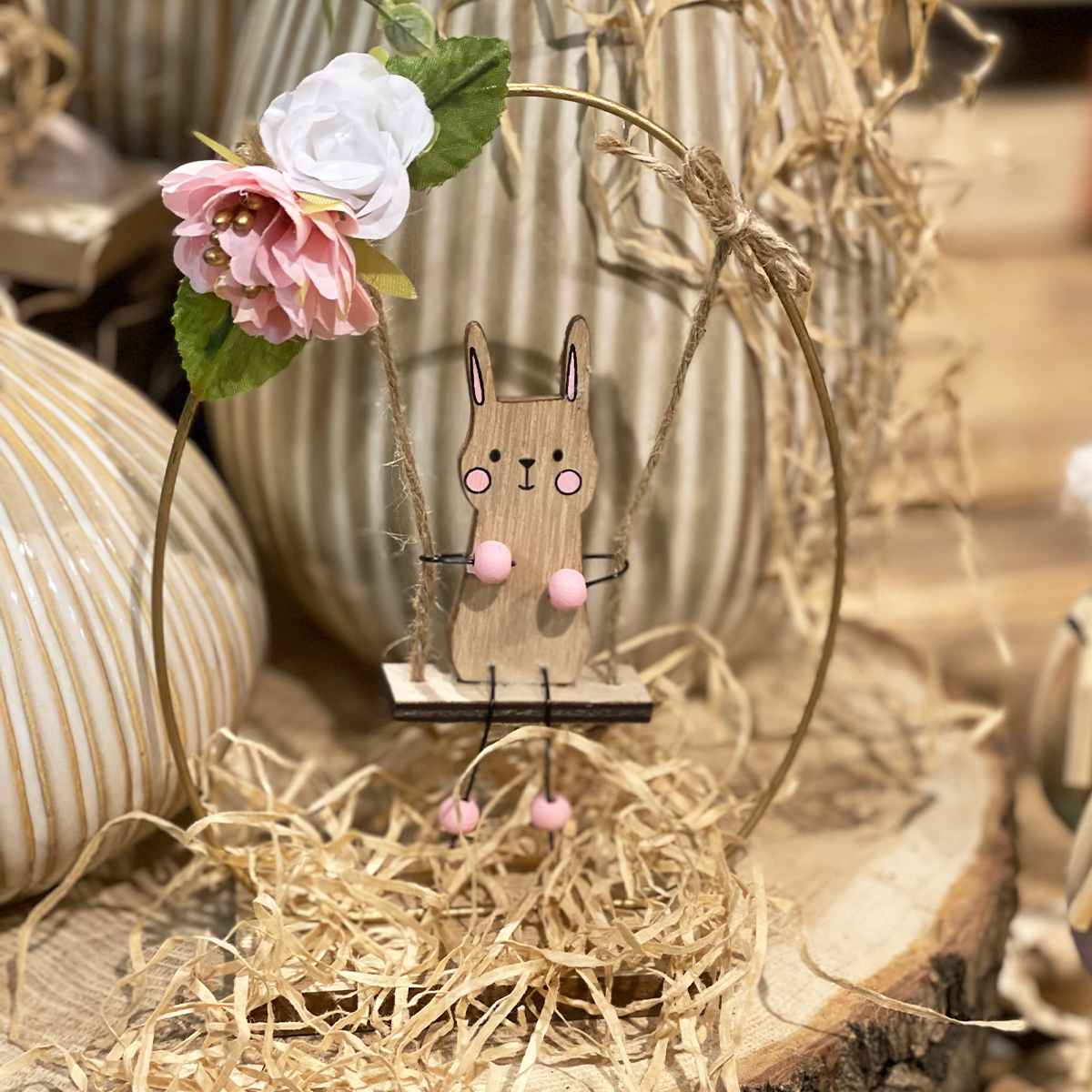 Deko Hase auf Schaukel, Holzhase Ostern auf Blumenschaukel, 19x13cm