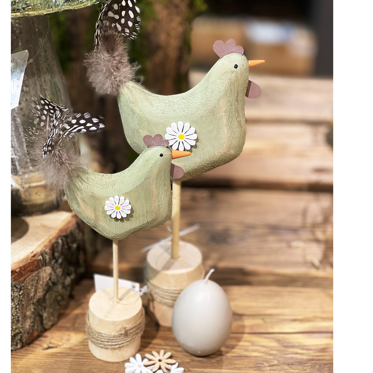 Deko Hahn auf Sockel, Holzhahn grün-natur, 18cm