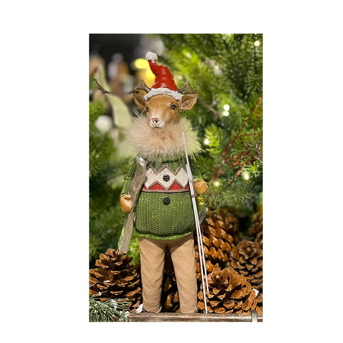 Deko Winterfigur Skifahrer Hirsch, Hirsch mit grünem Pullover und Ski, 29cm, Gerrys Garden 