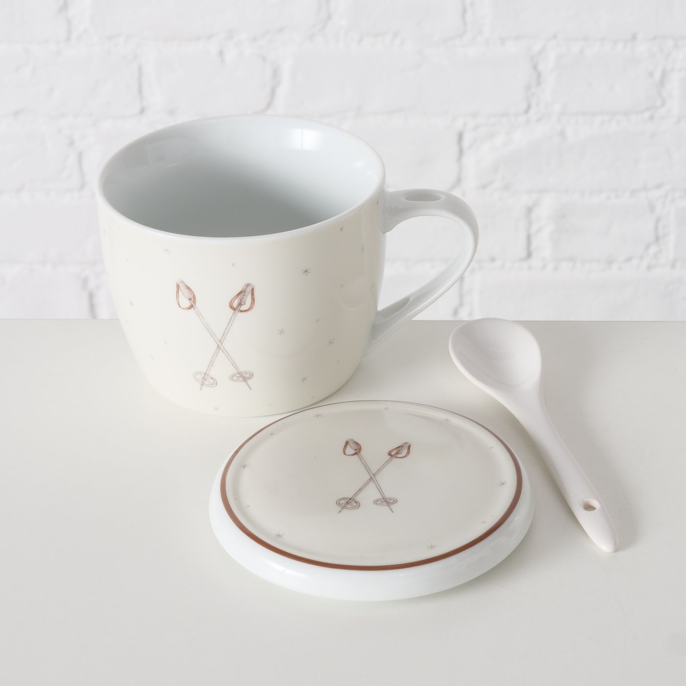 Jumbobecher Mountains Skistöcke, Henkelbecher mit Löffel und Deckel, 600ml, Boltze Home Collections