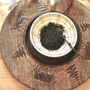 Holzteller mit Kühe und Tannenbäume, Ø34cm