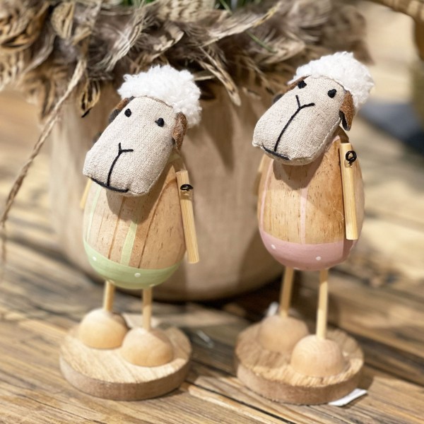 Deko Holz Schaf mit Wollmütze und grüner Hose, 12x7cm
